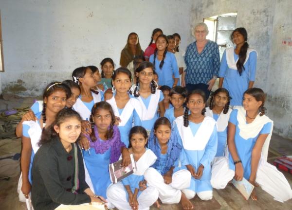 Volunteer Alison Gee with pupils in India Volunteer Alison Gee with pupils in India