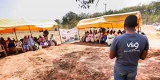 VSO volunteer in Nigeria. Part of the Accenture-funded Improving Market Access for the Poor programme.
