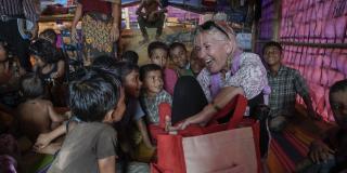 VSO volunteer and Rohingya children