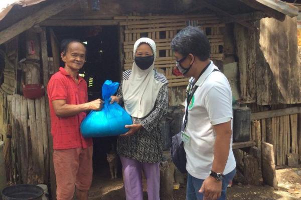 People receiving food supplies in the Philippines