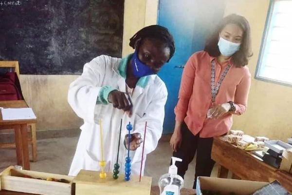 Jesscia mentoring a trainee teacher in the classroom.