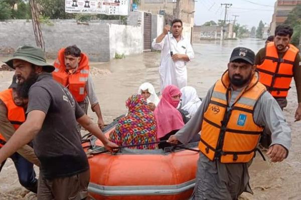 Emergency Response Team conducts rescue during Pakistan's 2022 floods