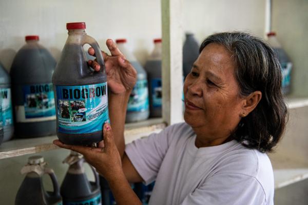 Amacorita with a bottle of biogrow seaweed fertilizer 