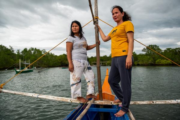 Volunteers prepare to catch fish at the Ecotourism Project 