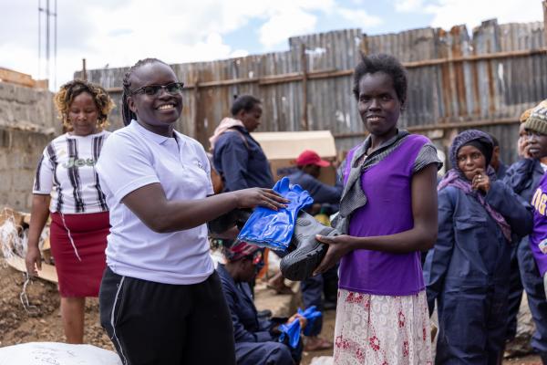 Volunteer gives woman PPE