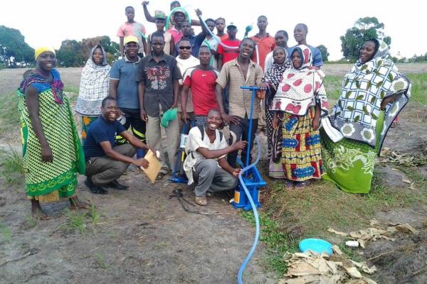 VSO Chris Takyuka teaching farmers how to use a manual water pump for irrigation VSO Chris Takyuka teaching farmers how to use a manual water pump for irrigation