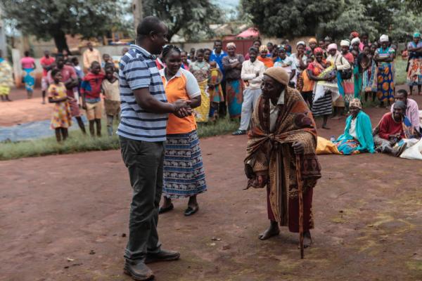 Jonah Tendere organizing the people before the food distribution, in Macate Headquarters, Provincia Manica. Jonah Tendere organizing the people before the food distribution, in Macate Headquarters, Provincia Manica.