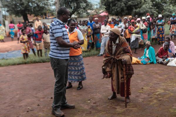 Jonah Tendere organizing the people before the food distribution, in Macate Headquarters, Provincia Manica.