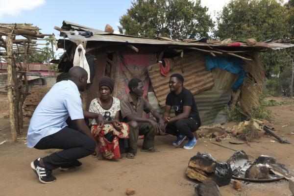 Community volunteers from VSO partner organisation, Associacao Kurera-Wana, conduct a counselling session after Cyclone Idai